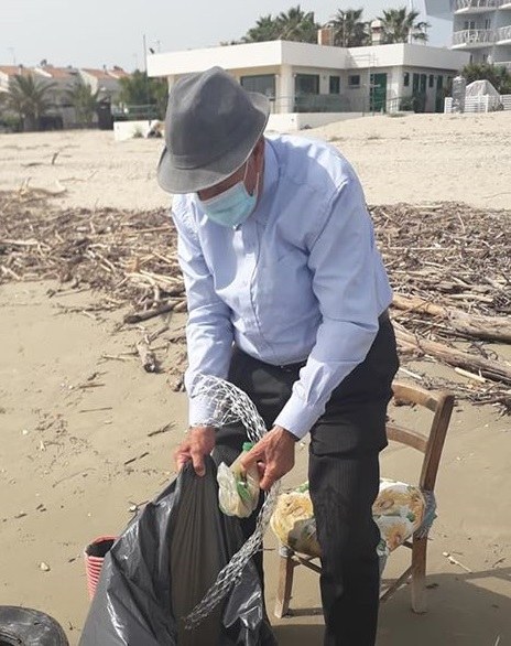 Nonno Pasquale ripulisce la spiaggia di Giulianova