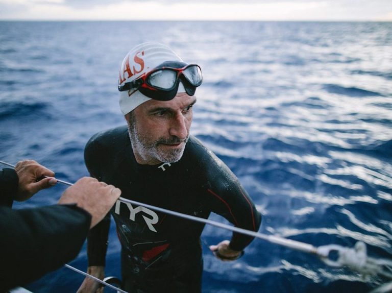 Ben Lecomte, il nuotatore che ha attraversato l’isola di rifiuti del Pacifico